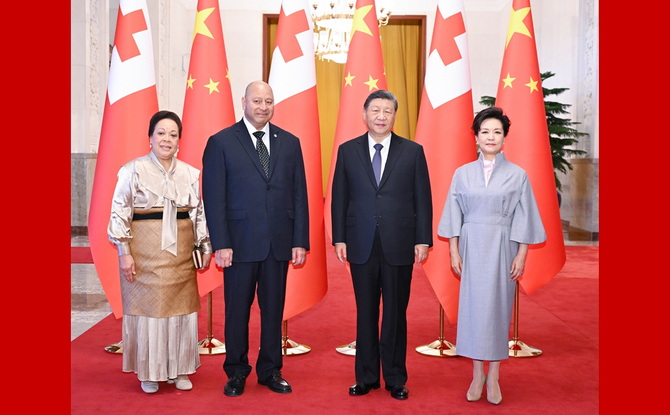 习近平会见汤加国王图普六世
