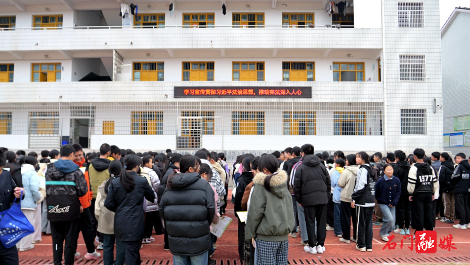 县司法局:宪法宣传双阵地 集市校园齐普法1.jpg 县司法局:宪法宣传双阵地 集市校园齐普法1.jpg