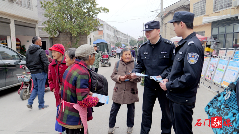 县司法局:宪法宣传双阵地 集市校园齐普法2.jpg 县司法局:宪法宣传双阵地 集市校园齐普法2.jpg