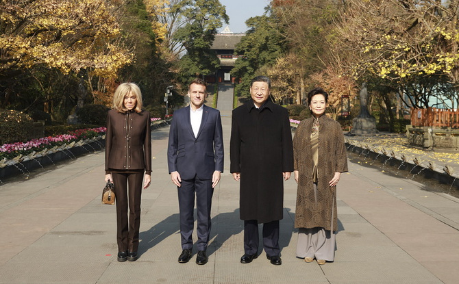 习近平同法国总统马克龙在成都进行友好交流