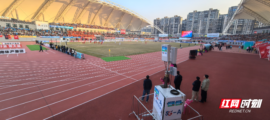 图片说明:中国电信5G-A应急设备伫立在赛场边,守护“信号满格”保障通信畅通。.jpg 图片说明:中国电信5G-A应急设备伫立在赛场边,守护“信号满格”保障通信畅通。.jpg