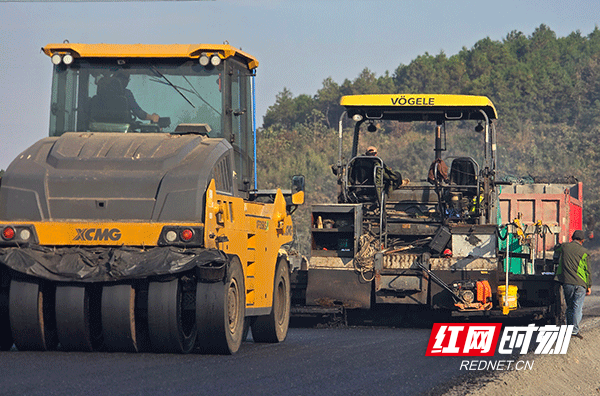 铺设沥青.gif 铺设沥青.gif