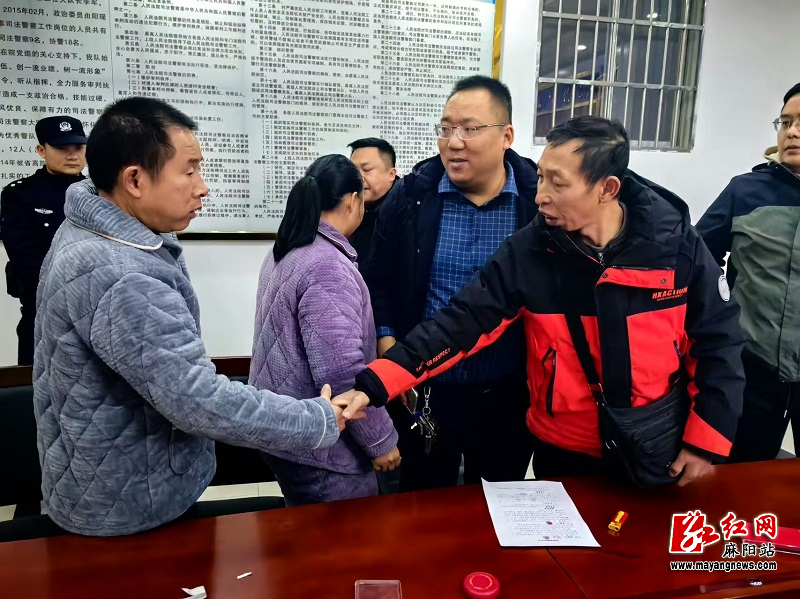 因邻里纠纷调解成功后当事双方握手言和场景.jpg 因邻里纠纷调解成功后当事双方握手言和场景.jpg