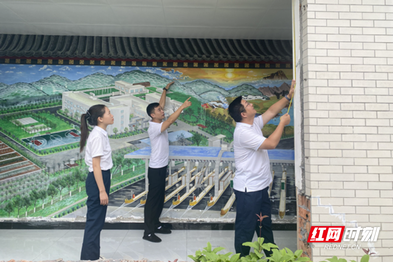 大家自发组建攻坚小队,用双手勾勒着“落地窗”的雏形。_副本.jpg 大家自发组建攻坚小队,用双手勾勒着“落地窗”的雏形。_副本.jpg