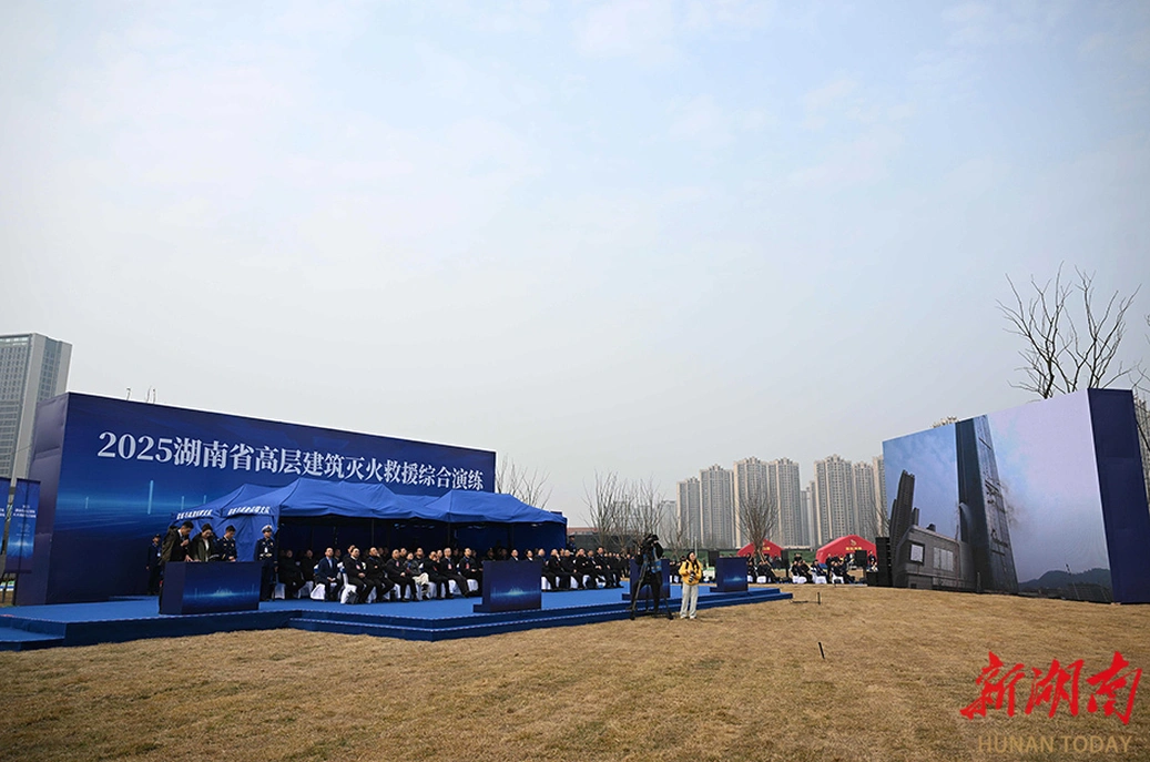 沈晓明毛伟明观摩全省高层建筑灭火救援综合演练