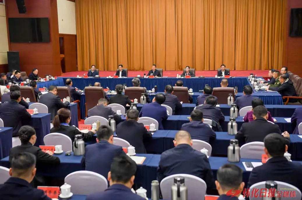 许忠建主持市委理论学习中心组集体学习