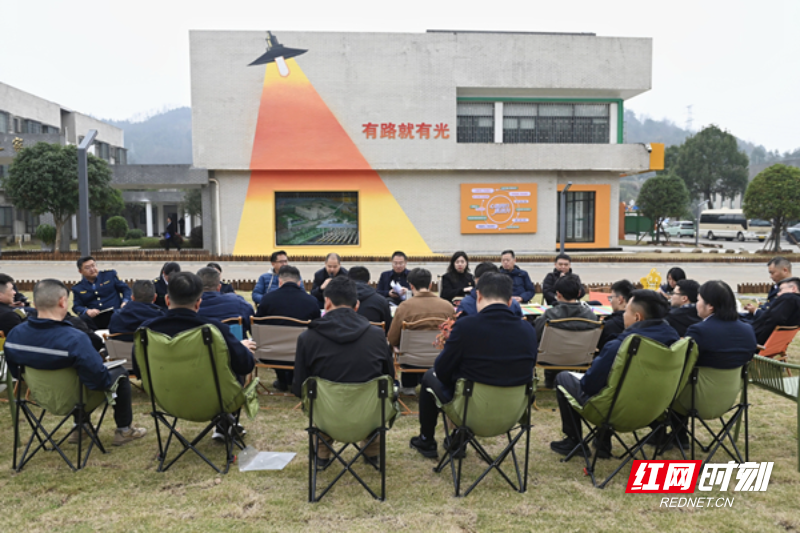 “书记有约”活动在户外绿茵草地温情开启。 (2)_副本_副本.jpg