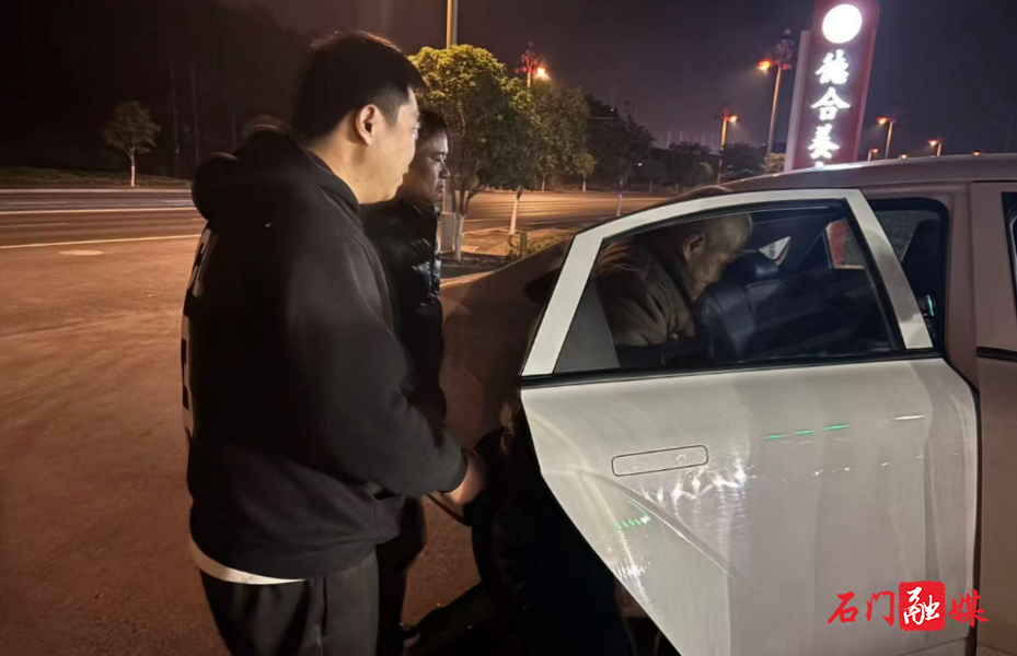 寒夜暖心接力:15分钟救援,护走失独腿老人归家3.jpg 寒夜暖心接力:15分钟救援,护走失独腿老人归家3.jpg