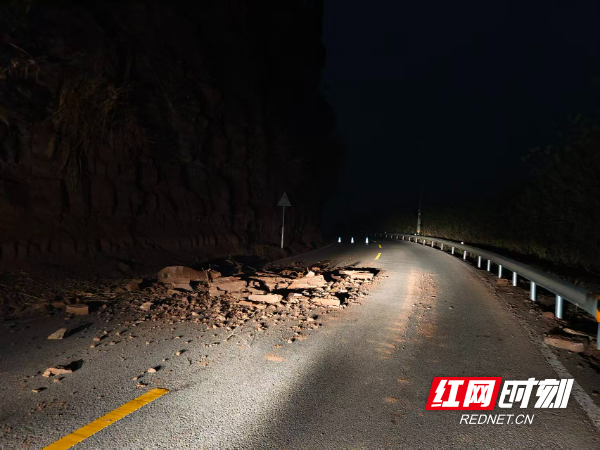 怀化沅陵:快速处置国道塌方险情 确保群众节日安全出行2 (1).jpg 怀化沅陵:快速处置国道塌方险情 确保群众节日安全出行2 (1).jpg