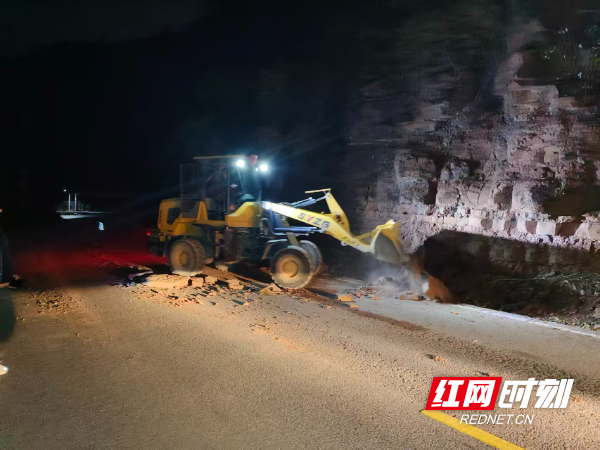怀化沅陵:快速处置国道塌方险情 确保群众节日安全出行.jpg 怀化沅陵:快速处置国道塌方险情 确保群众节日安全出行.jpg