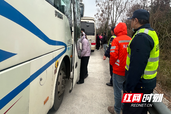 转运大巴到达，乘客有序乘车离开