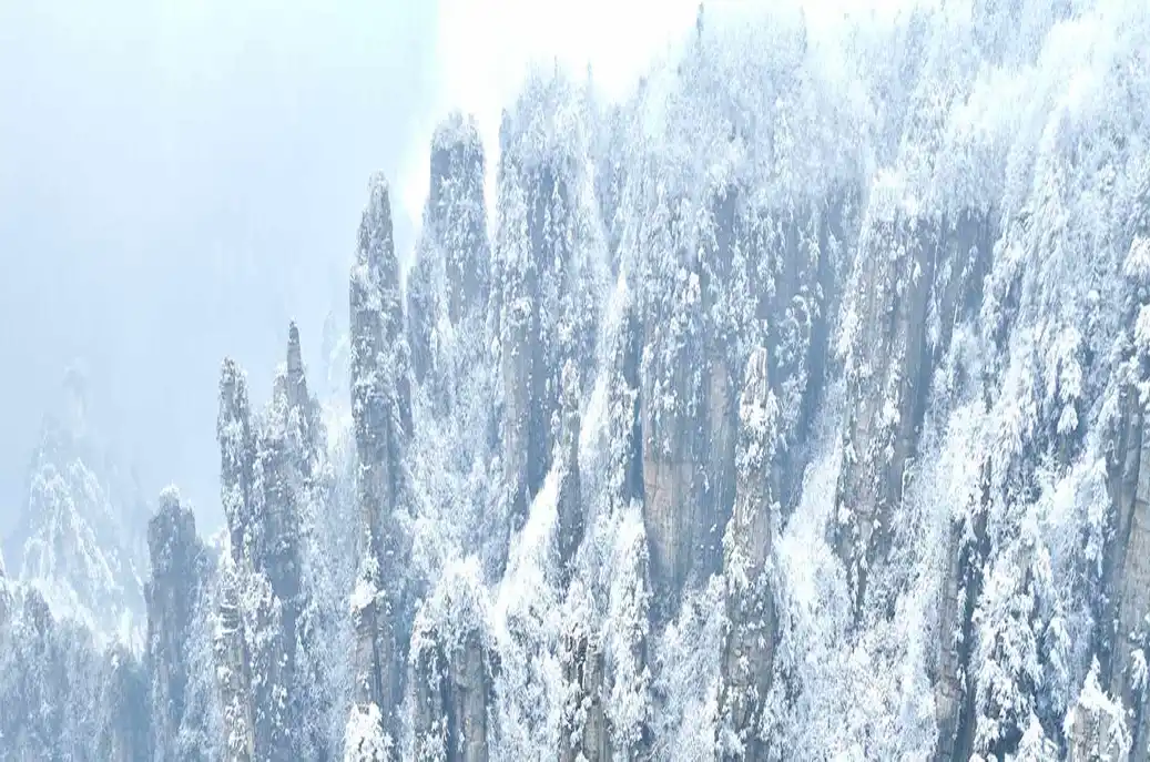 “峰林冰雪”奇观迎客来 张家界武陵源迎新年冰雪热