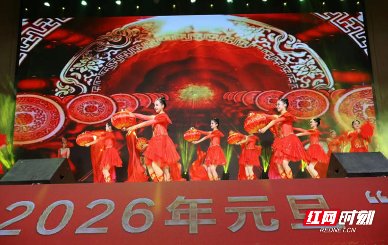 以声为桥，以舞为梁，赴一场小百花之约。600、601、605班的舞蹈《盛世华章》，用恢弘的舞蹈场面展现盛世的繁荣景象，为汇演掀起又一个高潮，也寄托了对祖国繁荣昌盛的美好祝愿。