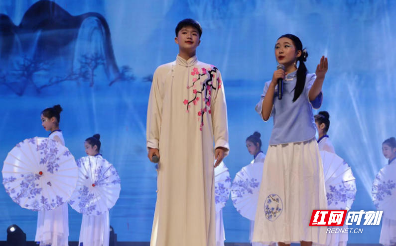 《青花瓷》邂逅“常德丝弦”，开启音乐奇幻之旅。周杰伦经典旋律遇上常德古老非遗唱腔，歌、舞、民族器乐完美融合。602、603、604班的《青花瓷》，将古典韵味与现代歌舞结合，婉转的歌声与优雅的舞姿，勾勒出青花瓷的唯美意境，尽显东方美学。