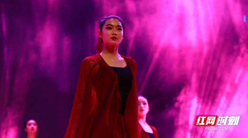 时光长河奔涌不息。青春何为？一群青年从困惑中抬头，以身体叩问记忆。598、599、606班的舞蹈《传承 铭记》，将传承与铭记的主题融入舞蹈动作，提醒着大家不忘过往、珍惜当下、开创未来。