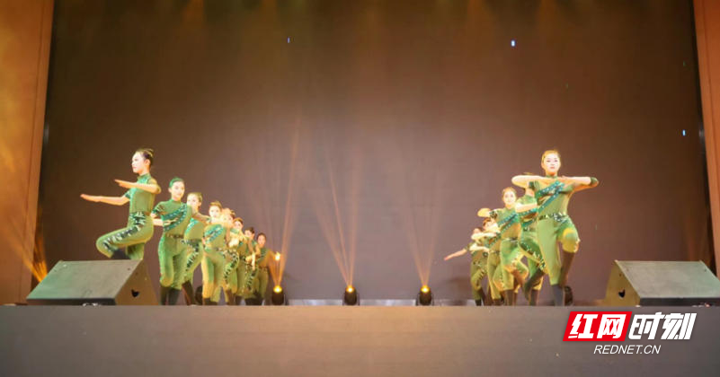 少年，你站立的地方就是成长的战场。583、590、591、592班的舞蹈《前行》，用坚定的舞步诠释着坚定的信念，展现了五中学子蓬勃青春的精神面貌。