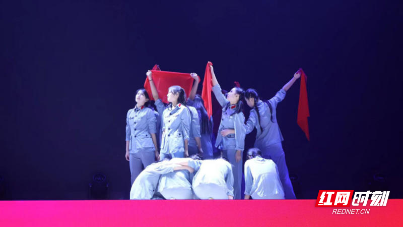 “烽火映小景，初心谱长歌”。594、595、596班的舞蹈《小井长歌》，以舞蹈的形式讲述红色故事，让红色精神在青春的演绎中得以传承与弘扬。