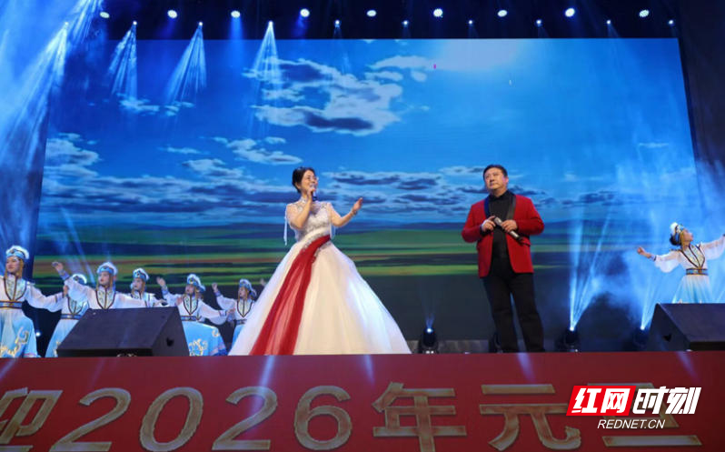 父亲的草原，藏着岁月的辽阔；母亲的河，淌着温柔的牵挂。587、589班的《父亲的草原 母亲的河》，深情的歌声搭配优美的舞蹈，真挚的情感打动了在场每一个人。