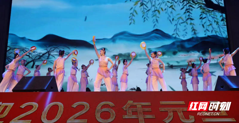 616、624班的舞蹈《春嬉》，取材自岭南非遗“钱鼓舞”，描绘了少女们在春日里嬉戏玩耍的美好景象，用轻快的舞步描绘出春日里的欢乐景象，灵动的舞姿仿佛将春日的生机与活力带到了舞台之上。