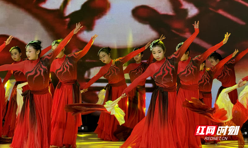 金鼓铿锵，奏响少年意气；舞步铿锵，踏出壮志豪情。615、617、621班的舞蹈《象王行》，以大气磅礴的编排和刚健的动作，展现出如象王般的豪迈气魄，尽显青春的磅礴气势。