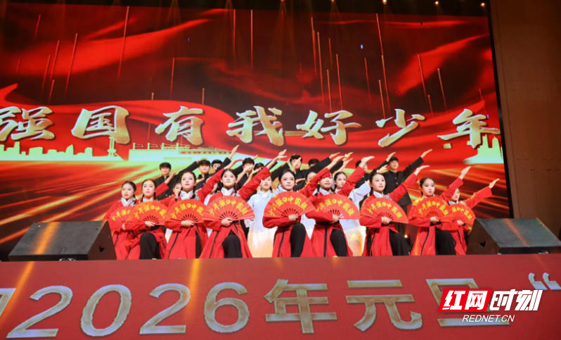 天地苍苍，乾坤茫茫，中华少年，顶天立地当自强。610、614班的《少年中国说》，铿锵有力的朗诵重现经典，少年们的呐喊喊出了中国少年的豪情壮志，点燃了全场的爱国情怀。