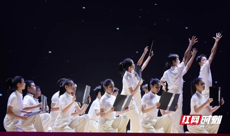 597、609班的舞蹈《百折不挠》，用充满力量的舞姿展现了少年人不畏挫折、奋勇向前的精神，舞台上的每一次腾跃都诠释着坚韧的内涵。这段舞步，展现五中少年不畏挑战，笃定向前的青春力量。