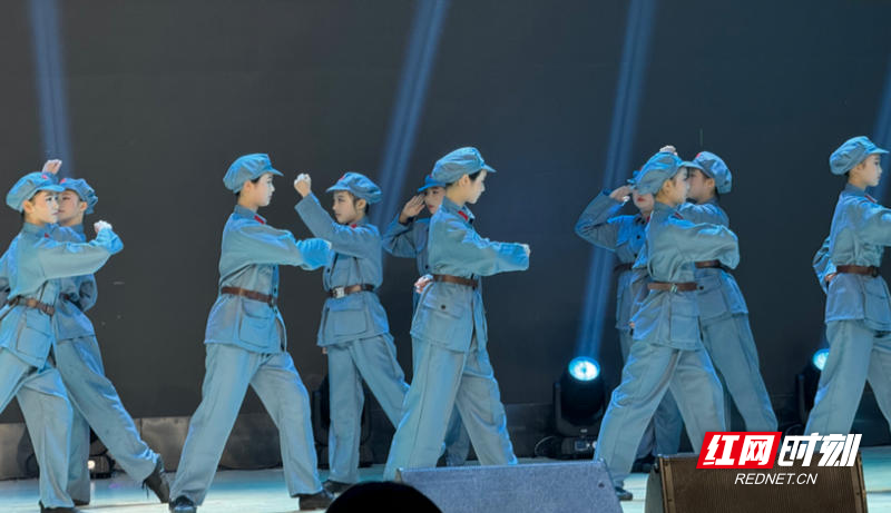 在青春的舞台上，青年用热血和智慧书写着时代的华章。622、623、625班的舞蹈《有我》，以昂扬的姿态诠释着新时代青年的责任与担当，每一个跳跃的身影都彰显着“强国有我”的信念。