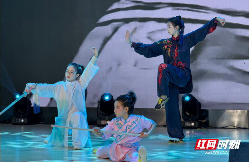 594、622、625班的同学带来的古筝武术《刀剑如梦》，古筝的悠扬与武术的刚劲碰撞出别样火花，刚柔并济间展现出中华传统文化的独特魅力。