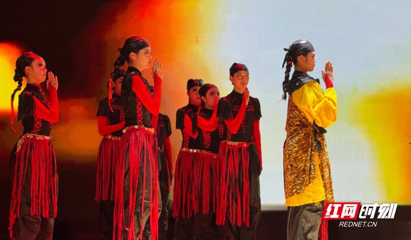 去年，大观园的梦境在衣香鬓影与缠绵水袖间徐徐落幕，那宿命般的悲欢仍萦绕心头。今年，时空流转，尘世的枷锁将被打破。607、608班的舞蹈《又见西游》，将经典名著与舞蹈艺术融合，创意的编排让西游故事以全新的形式呈现，充满趣味与新意。