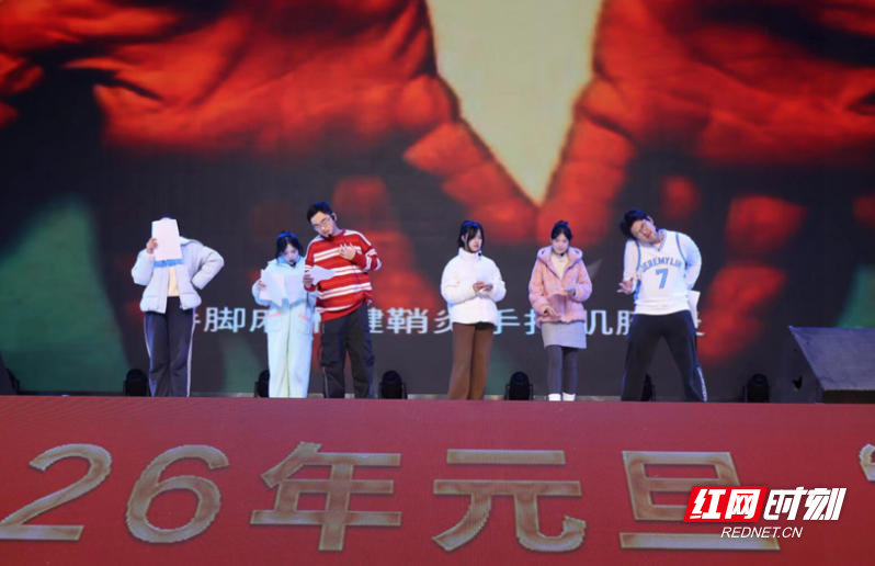 当我们因手机陷入一个光怪陆离的虚拟世界，游戏娱乐，直播带货，网络抨击成为新的生活方式，我们又该如何重启真实世界？582、584班的语言类节目《重启真实的世界》，以富有感染力的表达，探讨真实与自我的主题，引发在场师生的深刻思考。