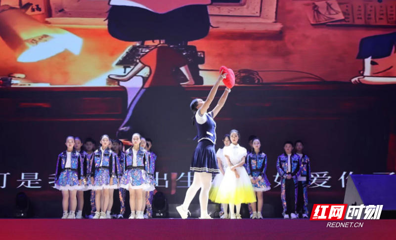 成长路上，父母的爱从不是直白的告白，而是化作一个个藏在细节里的密码。611、612班的舞蹈《爱的密码》，用肢体语言诉说着青春里细腻的情感，美妙的歌曲与舞者们默契的配合，让观众沉浸在温馨又纯粹的氛围中。