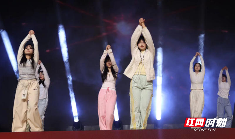 渔父精神，弦歌不辍；五中学子，意气风发。580、581班的同学们带来的三句半《渔父少年，踏歌而行》，用诙谐的台词、活泼的表演形式，将渔父文化与少年意气巧妙结合，引得台下笑声连连。
青春里的赤诚与期许，藏在每一段重逢的时光里，585、588班的现代舞《再次重逢的世界》，用动感的节奏和流畅的舞步，展现纯粹的热爱与勇敢。