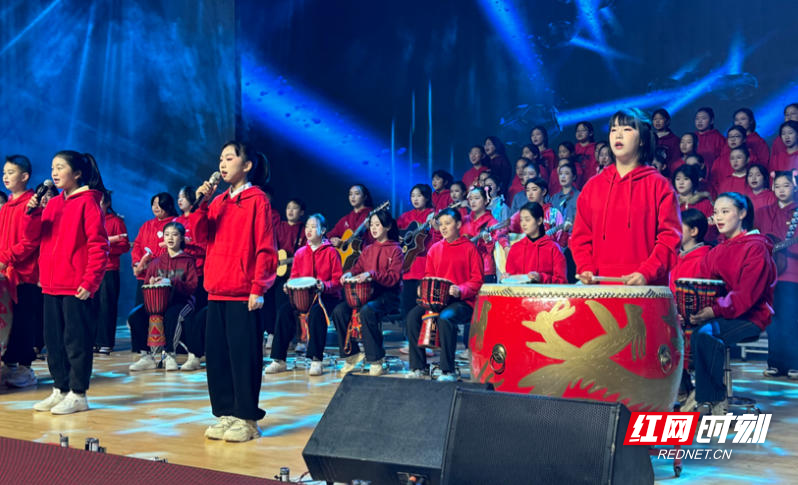 汇演在吉他、口风琴社团带来的合唱《我们的时光》中拉开帷幕，器乐与声乐交织，悠扬的旋律瞬间点燃现场氛围，将大家带入温馨又热烈的迎新时刻。
舞蹈社团的《把未来点亮》紧随其后，舞者们用灵动的舞姿跳出对未来的美好期许，每一个动作都饱含着青春的朝气与希望。