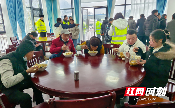 13、西晃山收费站为滞留旅客准备了面条等食品。.jpg