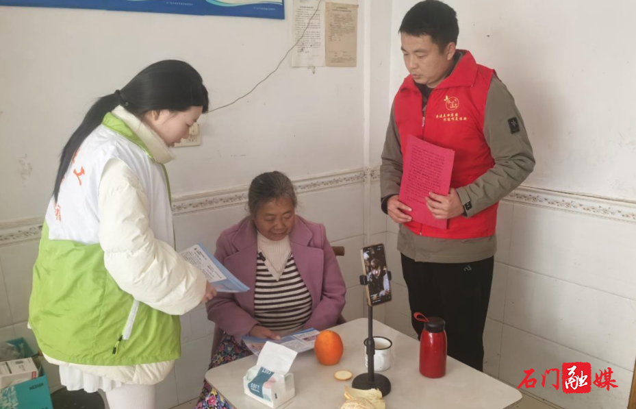 维新镇:敲门送法护成长 织密未成年人保护网1.jpg 维新镇:敲门送法护成长 织密未成年人保护网1.jpg