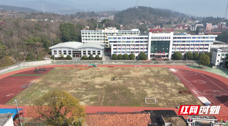 康巴赫011号爱心球场在资兴一中正式开工 (2).png