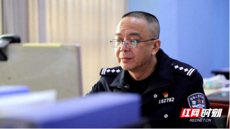 “湖南好人”邓先富：三十余载从警路  惩恶扬善不言弃(2)1002.png