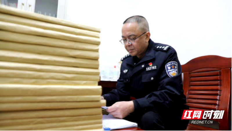 “湖南好人”邓先富：三十余载从警路  惩恶扬善不言弃(2)1012.png