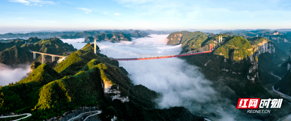 1、G65包茂高速公路湘西矮寨大桥。创造了4个世界第一。.jpg