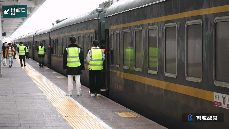 初编 春运火车票开售  部分列车到开始有变化.mp4_000105.460.png