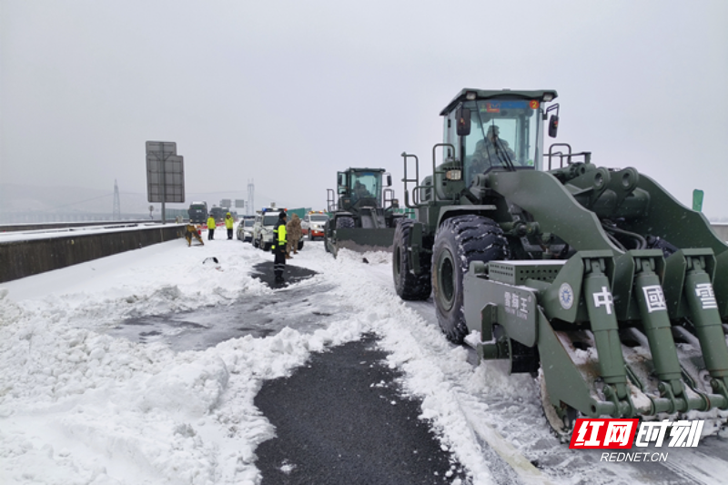 2024年2月，G76厦蓉高速水龙互通路段突发冰冻险情，武警某部联合郴州分公司开展协同除冰作业_副本_副本.jpg