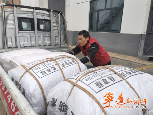 宁远：精准发放物资筑牢冬日“暖防线”_副本500.jpg