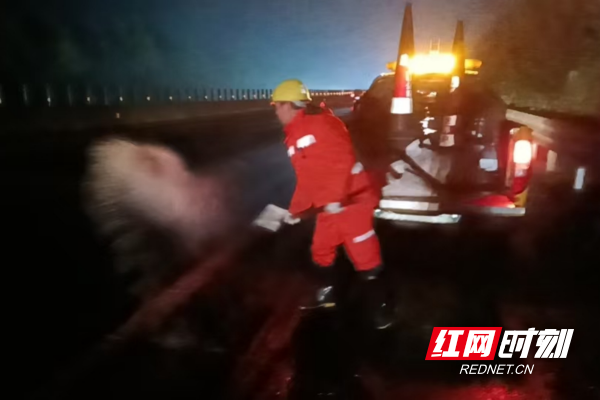 已调整 养护人员撒布融雪剂.png