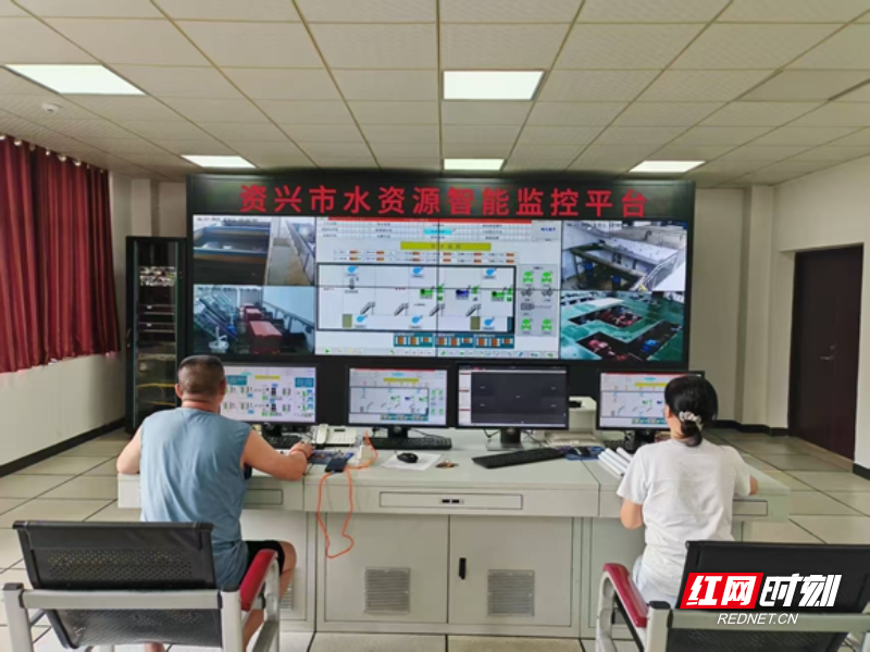 资兴市运用水资源智能监控平台查看用水量数据.jpg