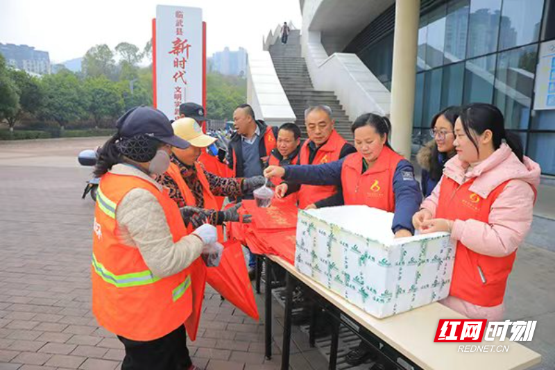 中心发粥1.jpg 中心发粥1.jpg