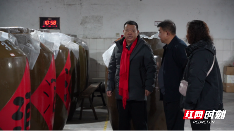 胡镇忠:传承爱与美好 精酿一坛好酒789.png 胡镇忠:传承爱与美好 精酿一坛好酒789.png