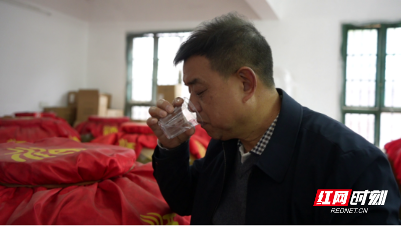 胡镇忠:传承爱与美好 精酿一坛好酒790.png 胡镇忠:传承爱与美好 精酿一坛好酒790.png