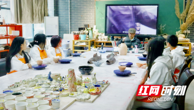 湖南城市学院：青春接力非遗线刻，深化羊舞岭窑活态传承