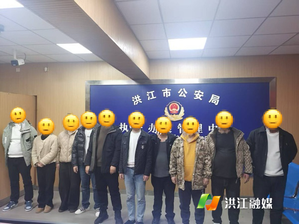 深夜突袭，10人赌局“宝宝”被一窝擒.jpg