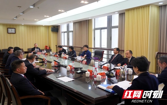 周迎春主持召开邵阳市十七届人大常委会第九十四次主任会议